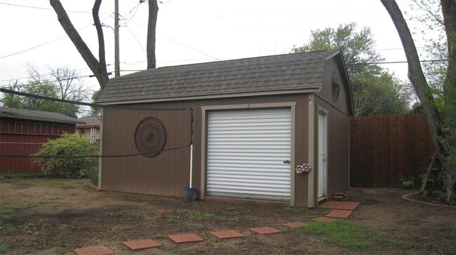 Building Photo - 2005 Redwood Pl