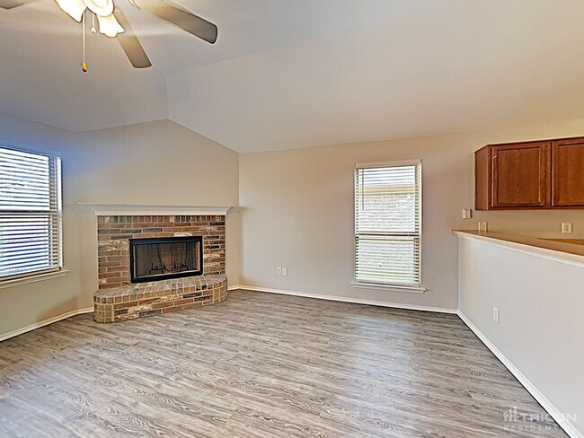 Building Photo - 1701 Bob Dr