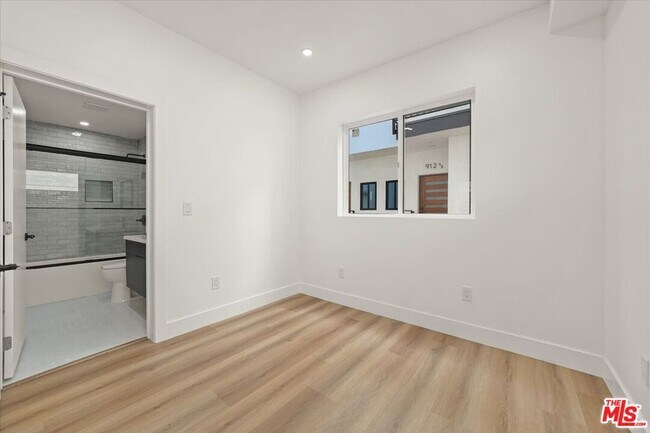 Building Photo - 910 N Hudson Ave