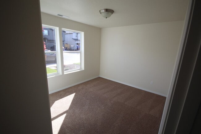 Building Photo - Like New SE Bend House, All Appliances, Do...