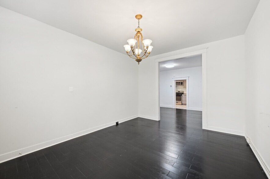 Living room - 2431 Linden Ave