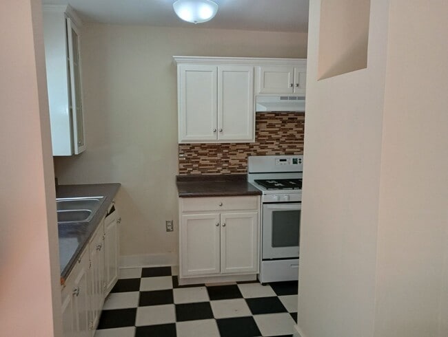 Building Photo - Updated 1/1 near downtown