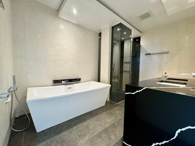 Building Photo - Gallery Penthouse Condo ~ Belltown