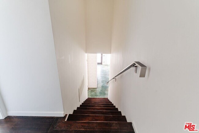 Building Photo - 2042 Sanborn Ave