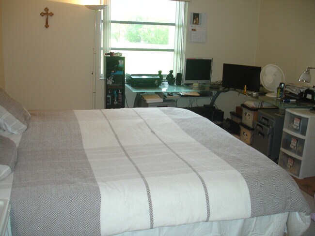 Building Photo - 1111 Boxwood Dr