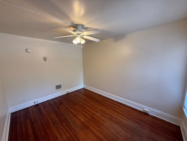 Building Photo - 2112-2120 Indianola Ave.