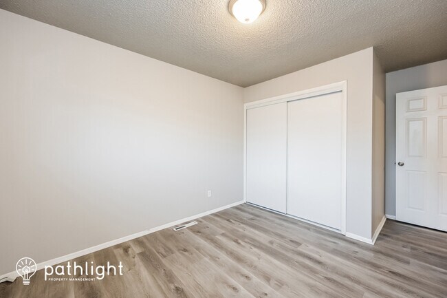 Building Photo - 4985 Montebello Dr