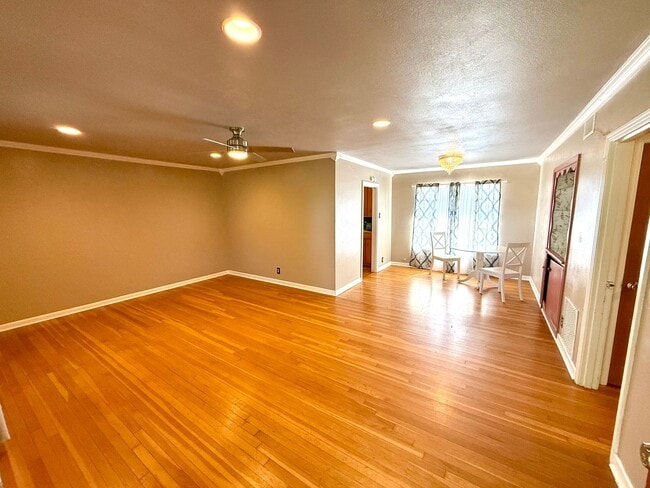 Building Photo - **APPLICATION RECEIVED** *MOVE IN SPECIAL* Gated Home With Hill Country Living Just Minutes From ...