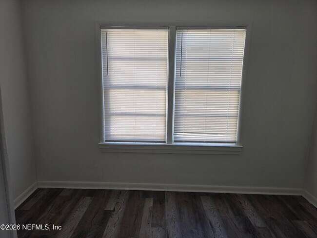 Building Photo - 905 Ethan Allen St