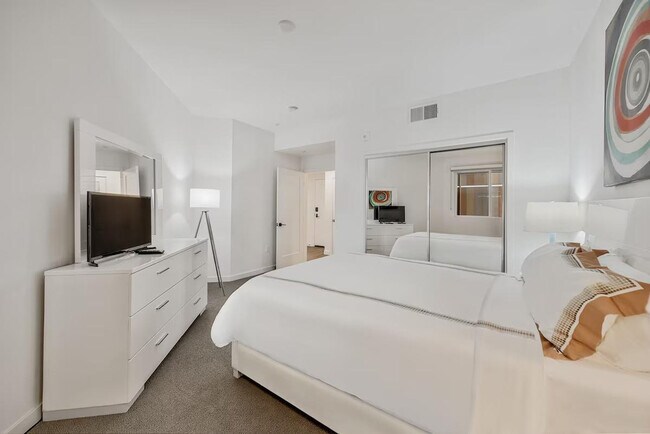 Building Photo - 375 Camino De La Reina