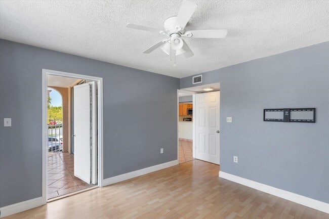 Building Photo - 2 Bedroom 2 bathroom condo available!