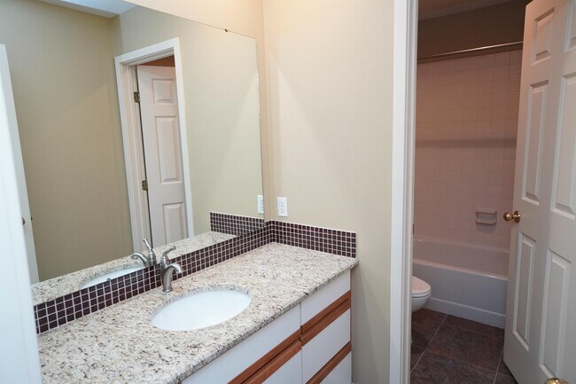 Building Photo - 1394 E Holly St