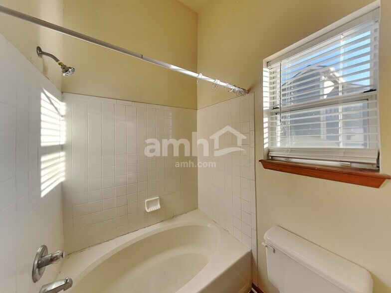 Building Photo - 8952 Cloverleaf Cir