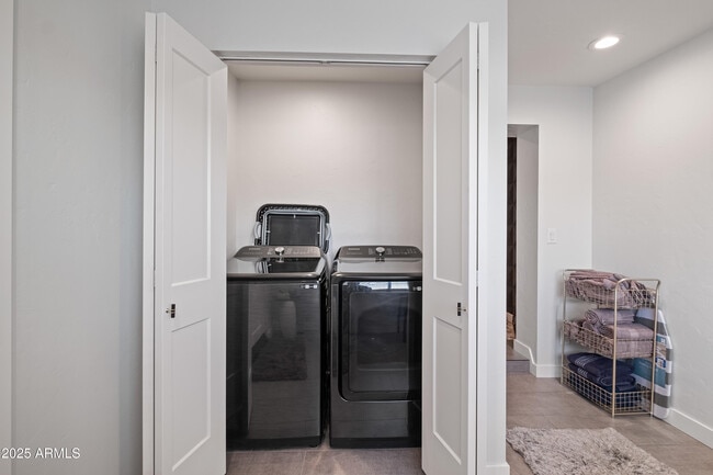 Building Photo - 2546 N 69th Pl