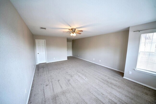 Building Photo - Stunning 4-Bedroom, 2.5-Bathroom Home in L...