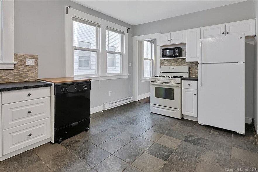 Building Photo - 107 Davis st