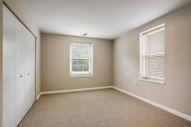 Building Photo - 1 Bedroom Meridian Hill Oasis - Between Ad...