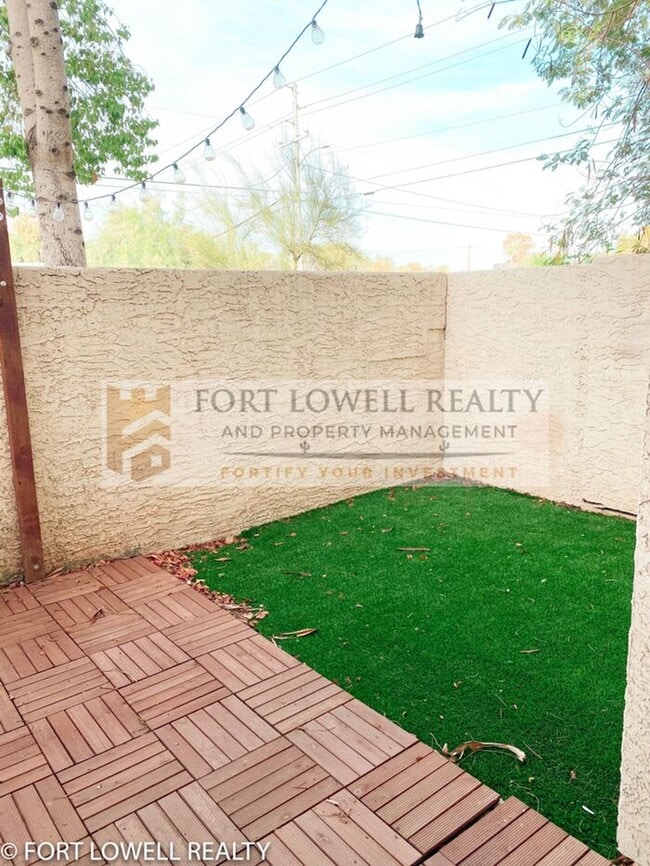 Building Photo - 2 Bed 2.5 Bath Townhome