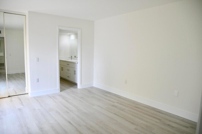 Building Photo - 55th Way, West Palm Beach, FL 33409 - 2 BR...