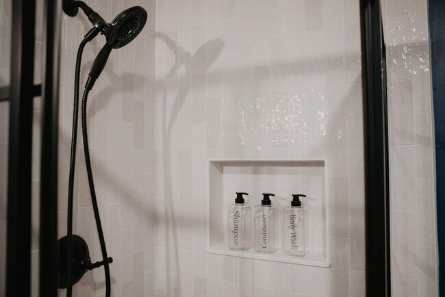 Building Photo - 946 Magnolia St SE