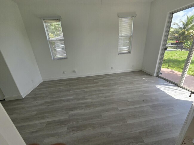 Building Photo - 1202 Hatteras Cir