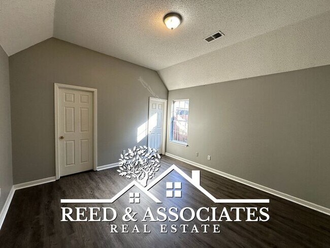 Building Photo - 3 Bedroom in Raleigh! New Flooring