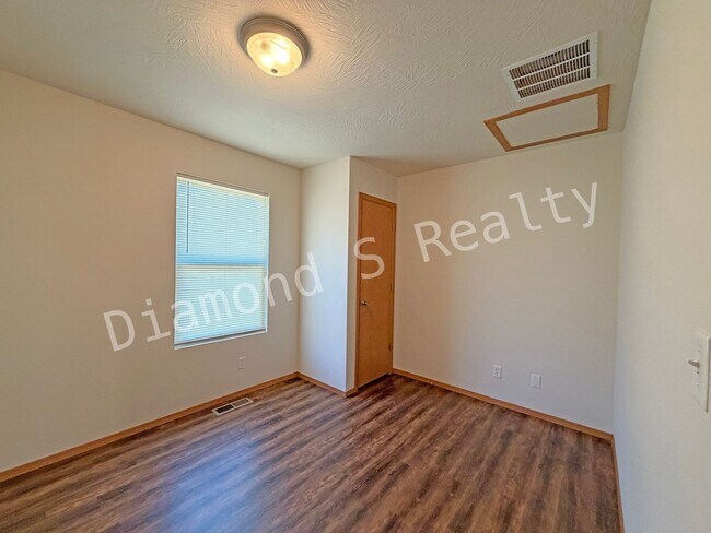 Building Photo - Cute and Clean 3 Bedroom Home Available!