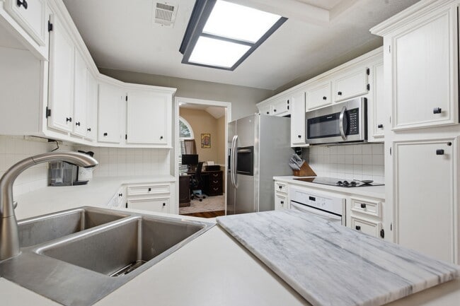 Building Photo - 223 Pin Oak Ln