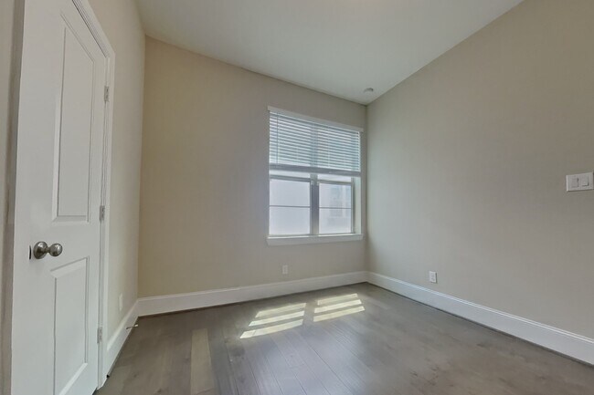 Building Photo - 5417 Larkin St