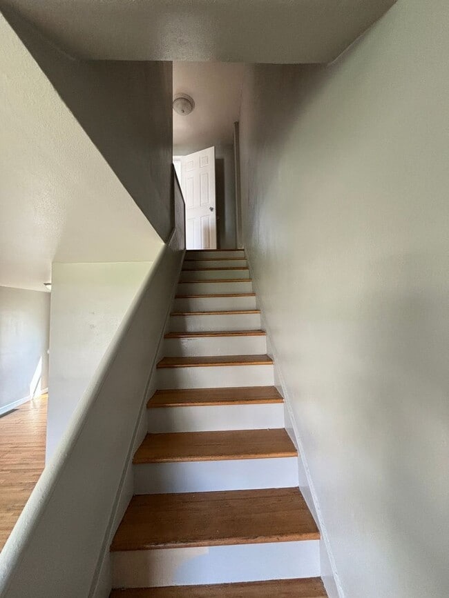 Building Photo - 2 bed, 1 bath townhome in convenient Water...