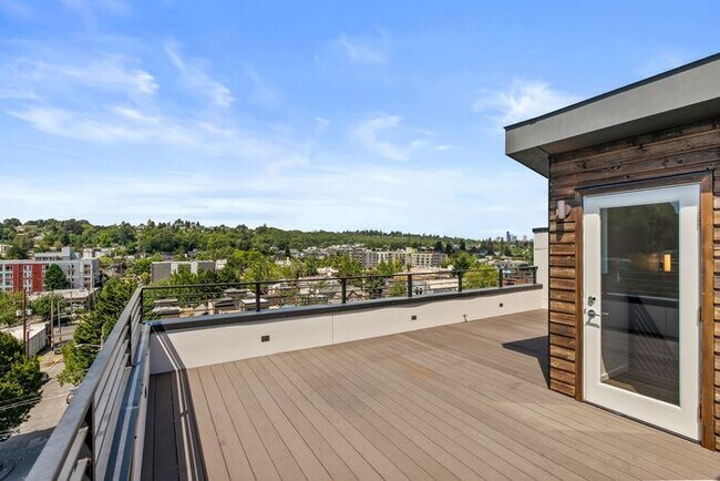 Building Photo - Stunning Columbia City Townhome w/ Views and AC (1st Month Free)