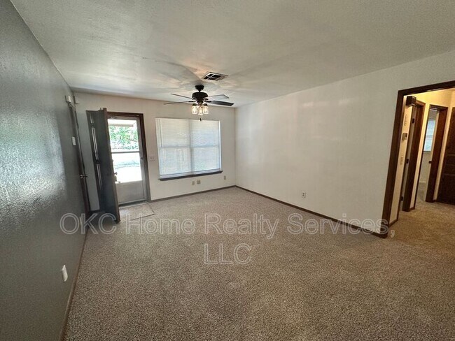 Building Photo - 3112 Beechwood Dr