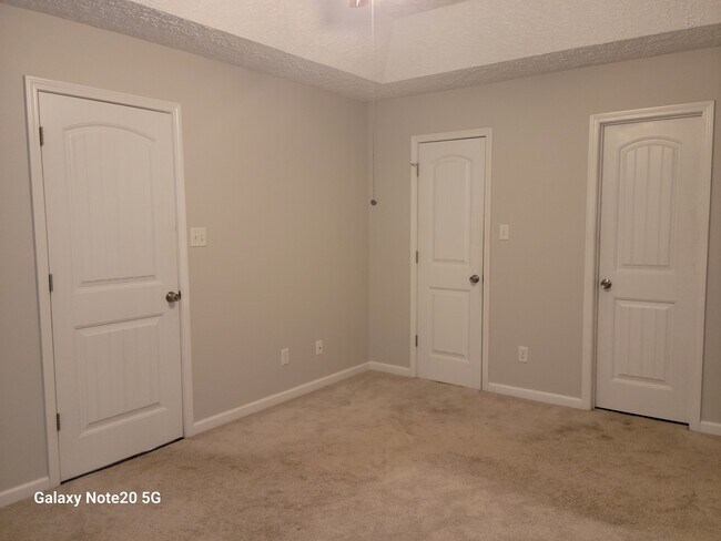 Building Photo - 667 Roebling Rd