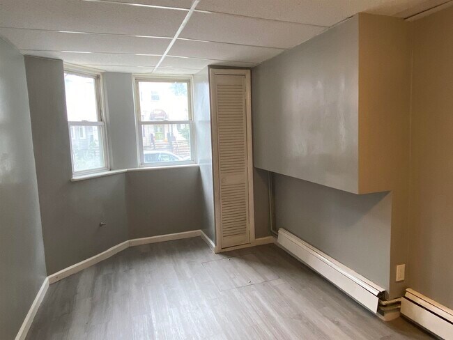 Building Photo - 146 Bowers St