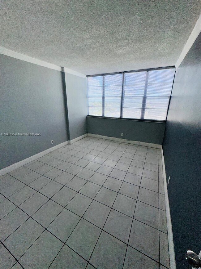 Building Photo - 2025 NE 164th St