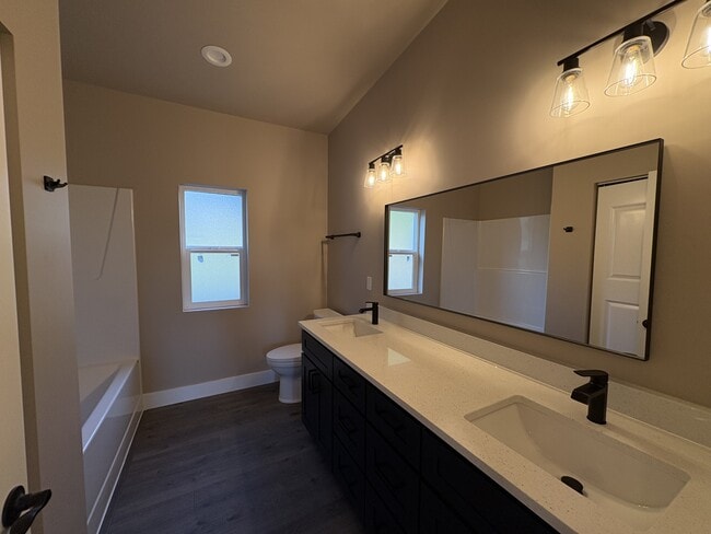 Building Photo - 1690 SE Crescent Dr