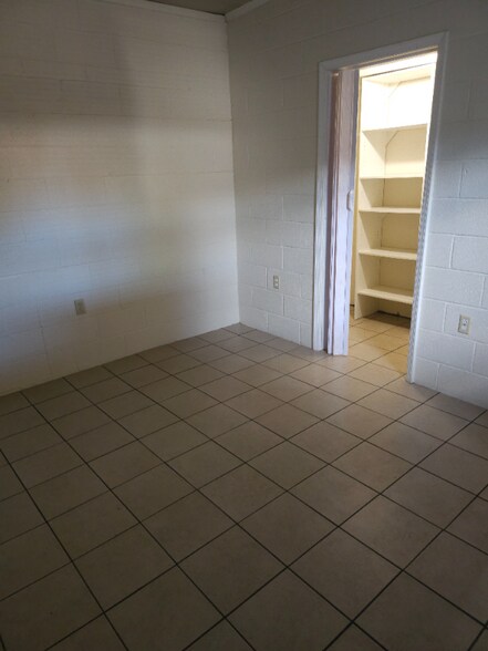 Building Photo - 1905 W 16th Pl