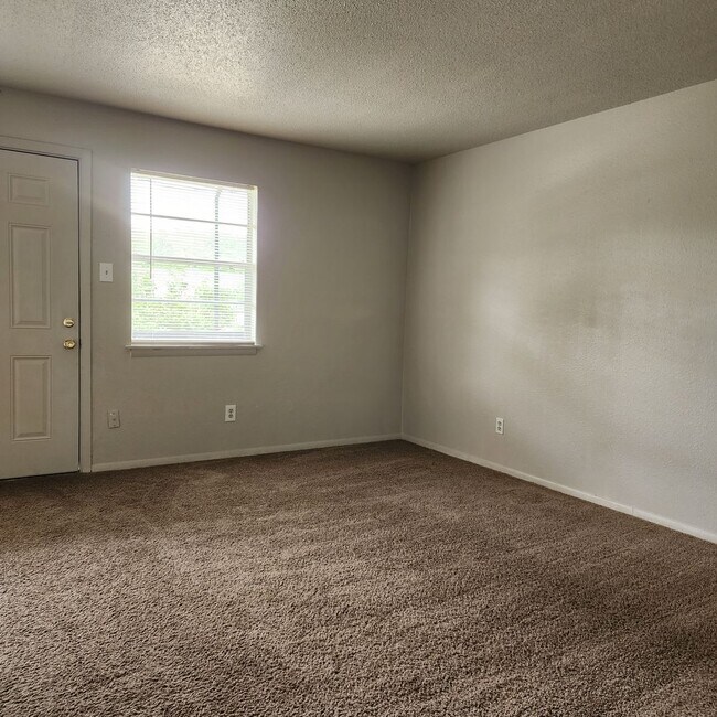 Building Photo - 3BR 1.5BA $900/m & $500 Deposit