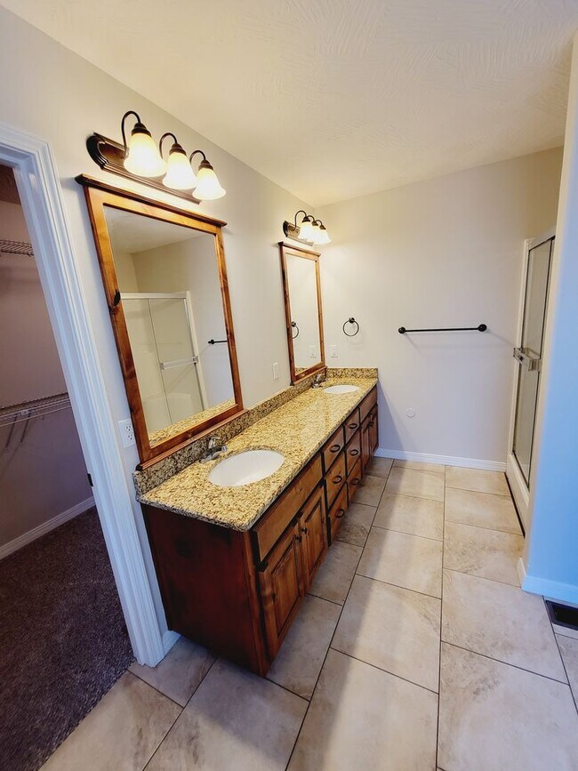 Building Photo - Prairie View Estates,  4 BR - 3 Car Garage...