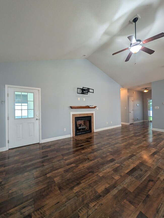Building Photo - 305 Weatherford Dr