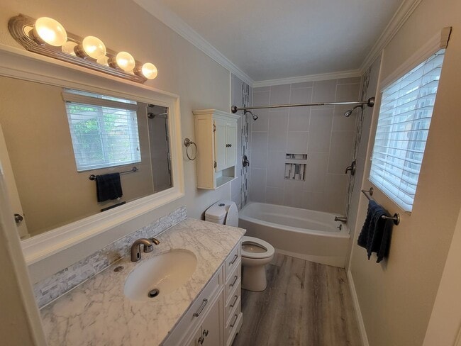 Building Photo - Rare 4 Bed, 2 Bath House
