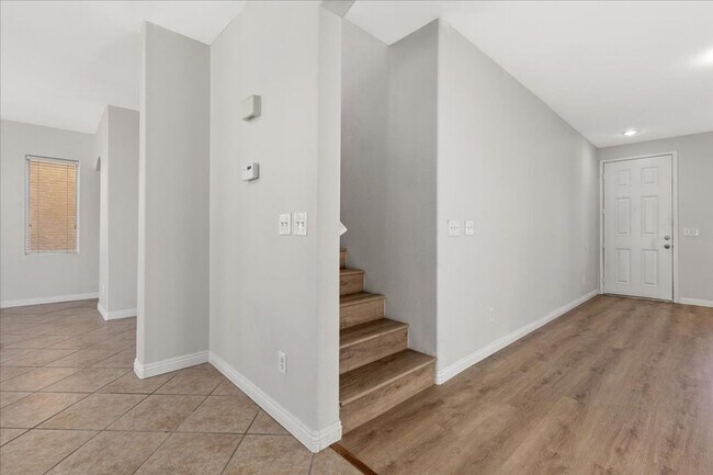 Building Photo - 4bd Single Family Home with Large Backyard, Balcony, and No Carpet