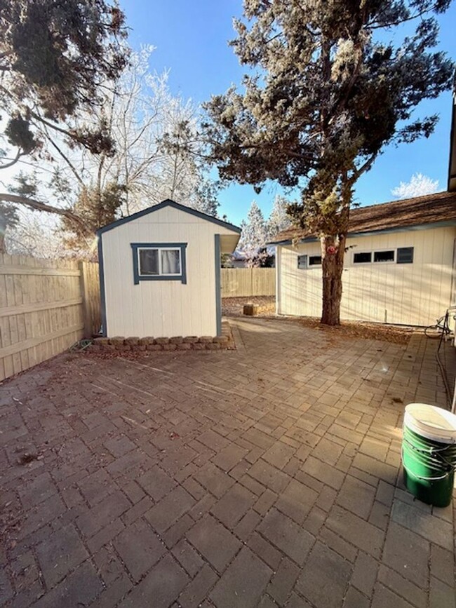 Building Photo - Lovely NE 3 Bedroom Home w/Large Yard & La...