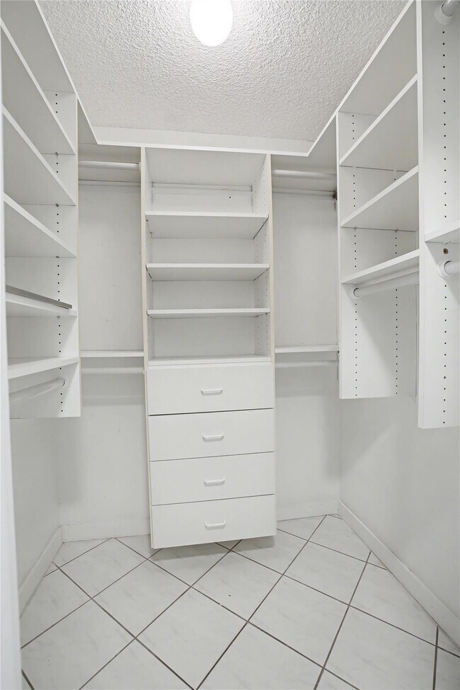 Building Photo - 1009 N Ocean Blvd