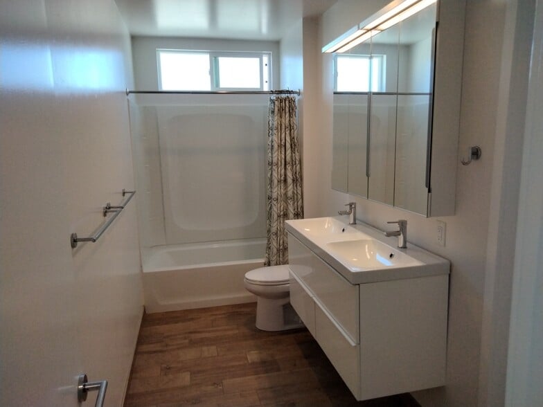 Building Photo - 5040 Santa Monica Ave