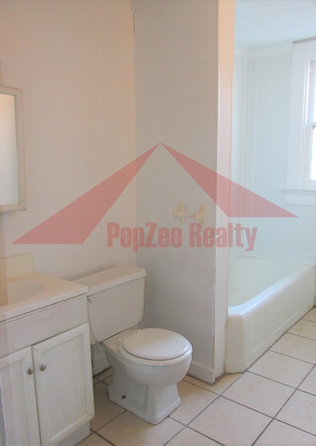 Building Photo - 2125 Catalpa Dr