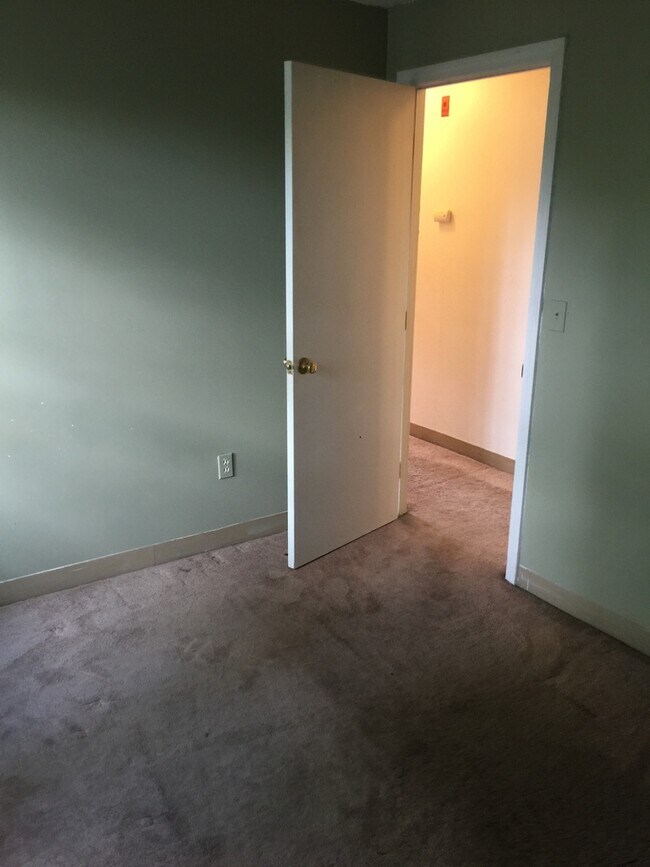 Building Photo - Spacious 3-bed 1.5 Bath in Excellent Neigh...
