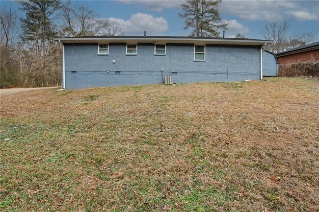 Building Photo - 667 Tara Cir SE