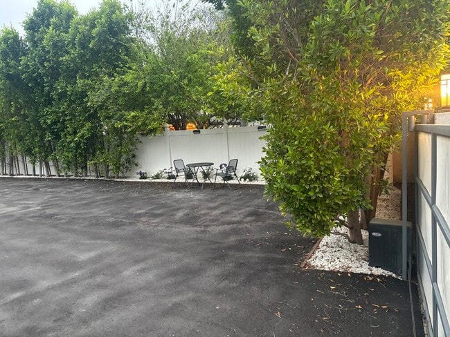 Building Photo - 8731 Topanga Canyon Blvd