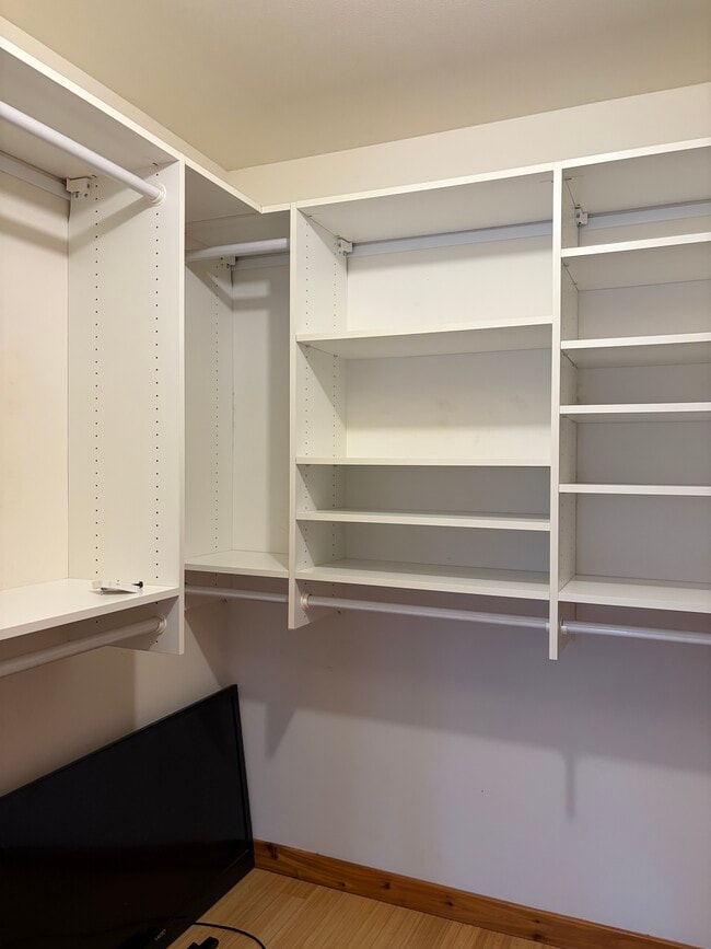 Building Photo - 6526 Bettys Ln